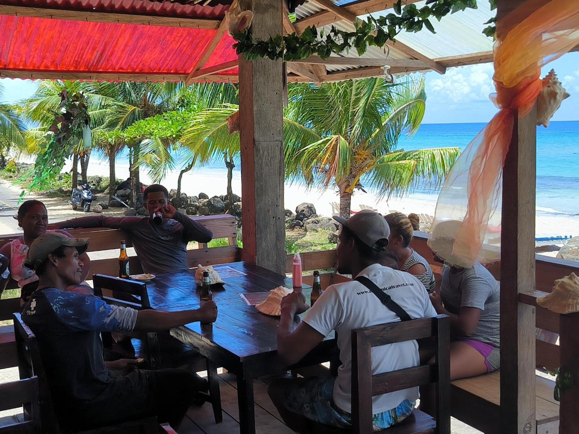 Paraiso Beach Hotel Brig Bay Extérieur photo